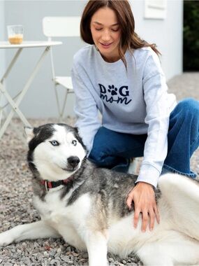Embroidered 🐾 Dog Mom Long Sleeve Grey Shirt medium